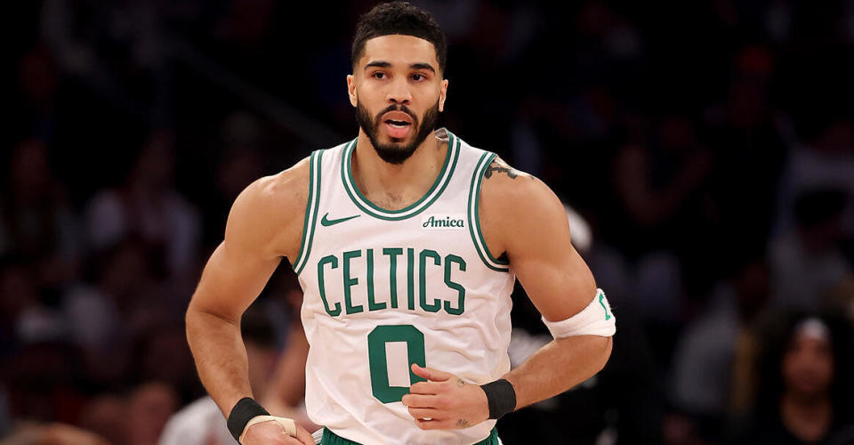 爱游戏平台-塔图姆回归赛场，势不可挡首场状态亮眼，西班牙队观众沸腾！