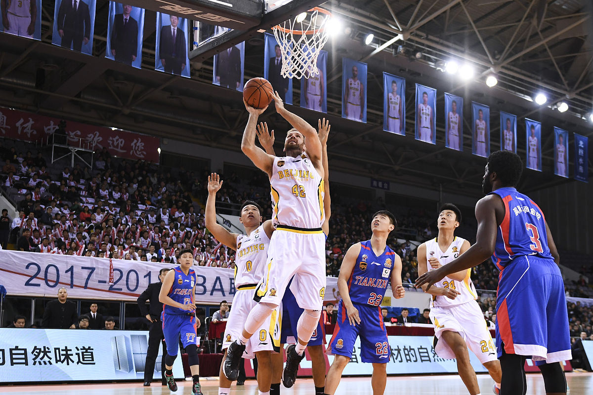 AYX SPORTS-库里迎来二十赛季出色发挥，独行侠观众热烈欢呼！赛场气氛高涨的简单介绍